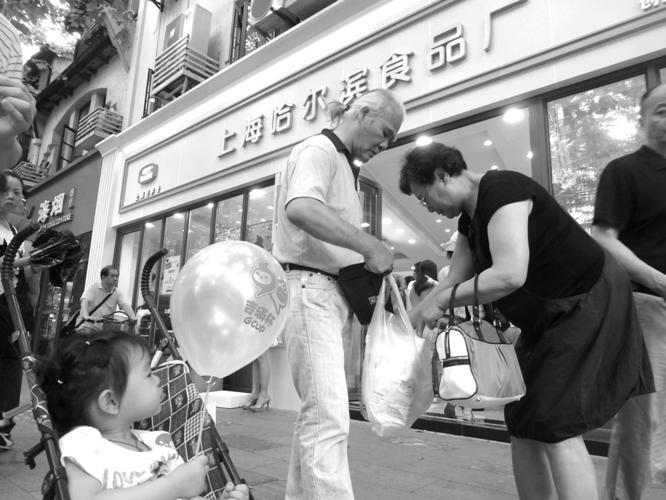 哈尔滨食品厂此次以8.8折迎接开业,迎来一批老食客前来淘优惠.